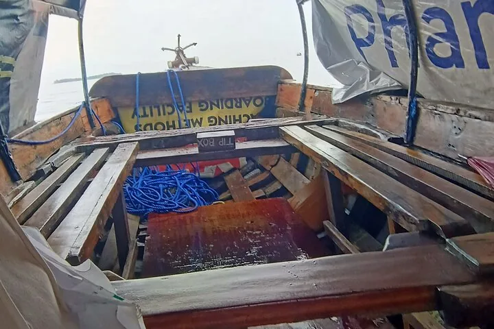 Im Inneren eines kleinen Holzbootes, mit Blick nach vorne.